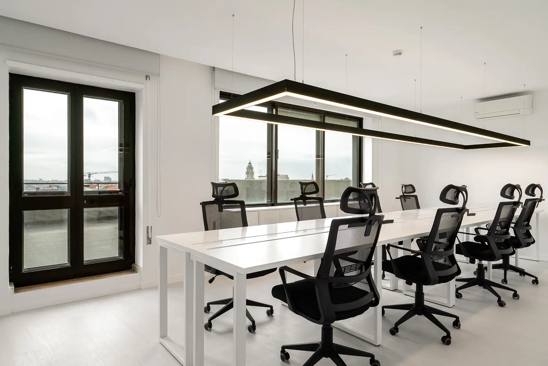 Escritório Work Wise — espaço amplo com vista