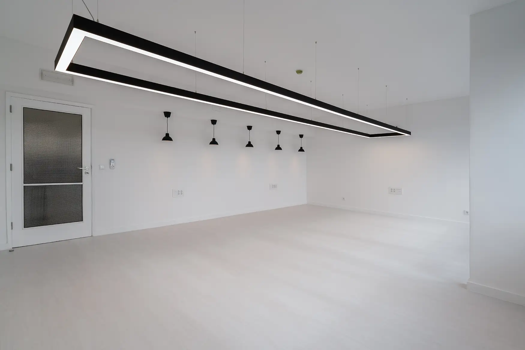 Escritório Amplo com Vista — Vista para Porta